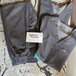 Figs Women's Graphite Scrub Set